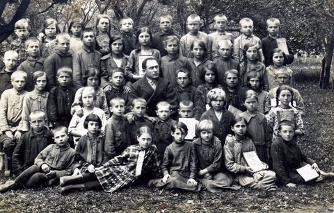 Kupel's school, Semen Shlaen is on the left in the first row. Купельская школа, Семен Шлаен слева в первом ряду
